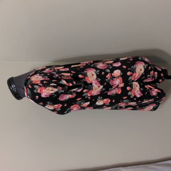 Three Seasons Maternity gathered Top - Picture 2 of 8